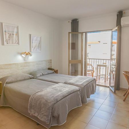 Hotel Tres Jotas Conil Кониль-де-ла-Фронтера Экстерьер фото