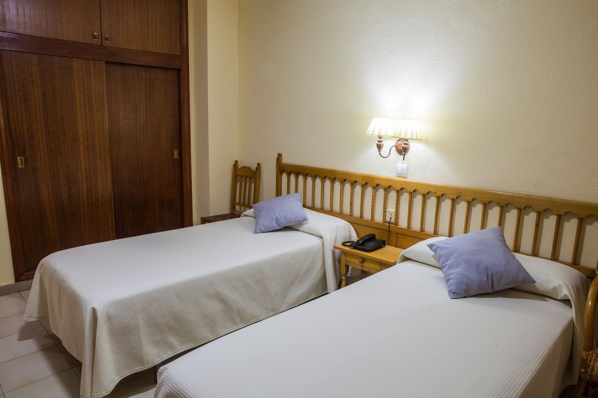 Hotel Tres Jotas Conil Кониль-де-ла-Фронтера Экстерьер фото