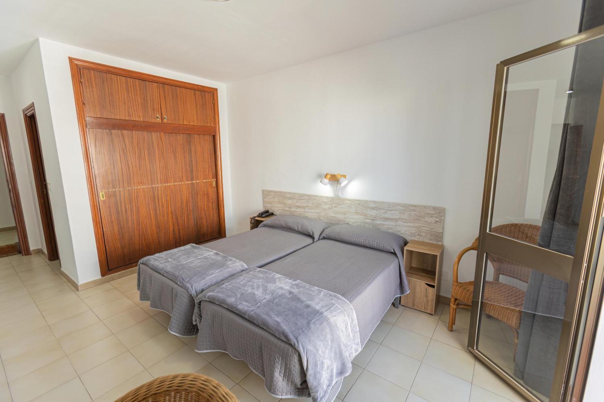 Hotel Tres Jotas Conil Кониль-де-ла-Фронтера Экстерьер фото