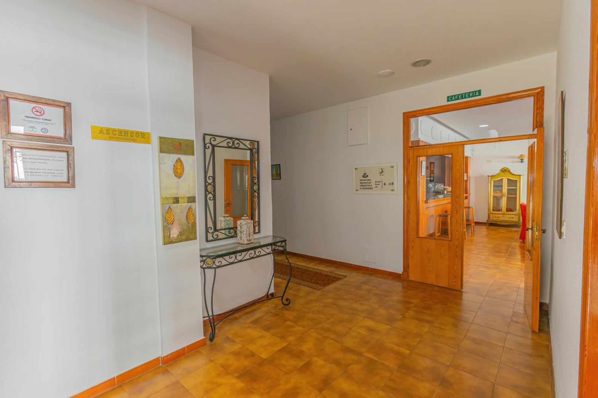 Hotel Tres Jotas Conil Кониль-де-ла-Фронтера Экстерьер фото