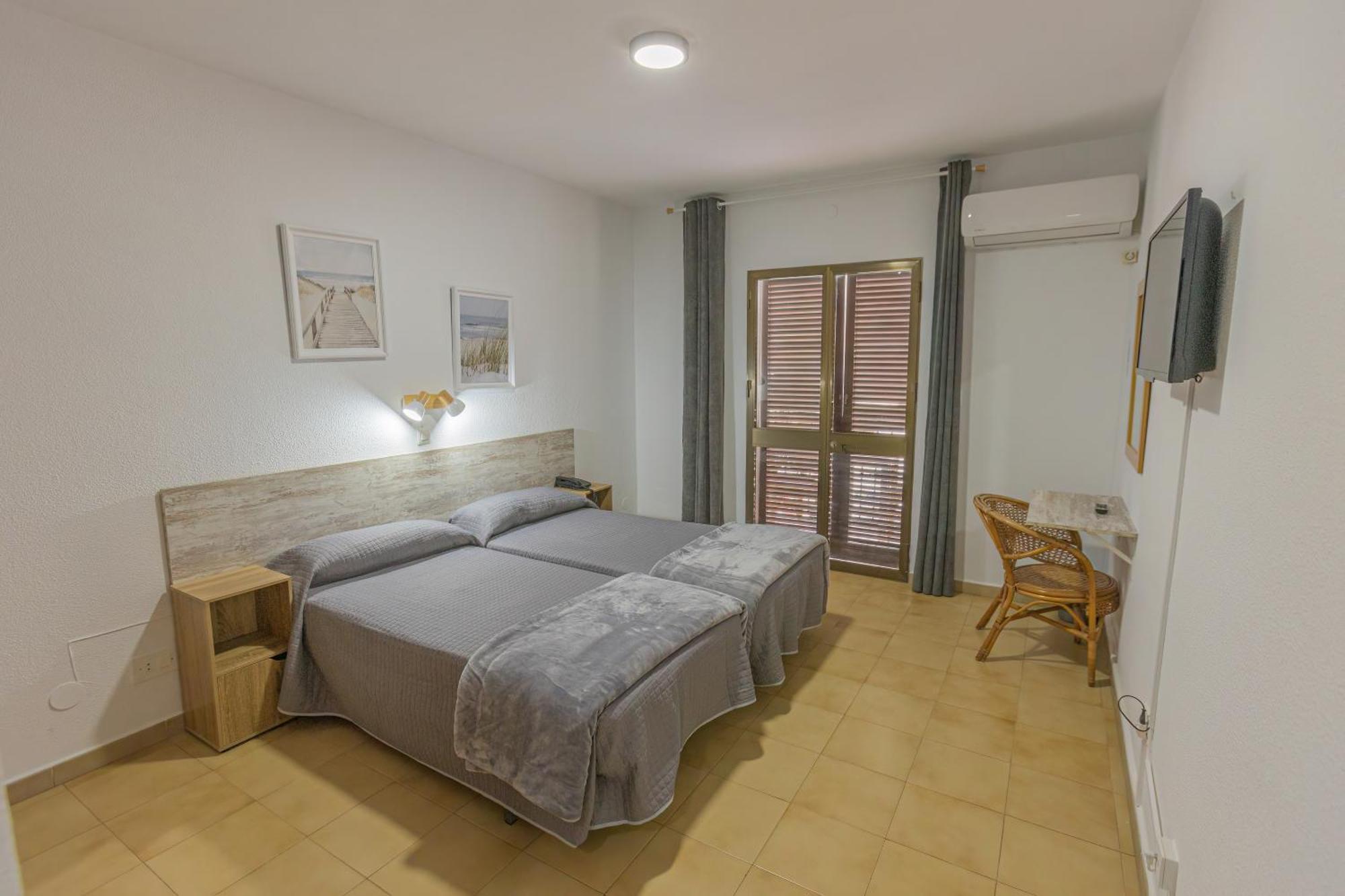 Hotel Tres Jotas Conil Кониль-де-ла-Фронтера Экстерьер фото