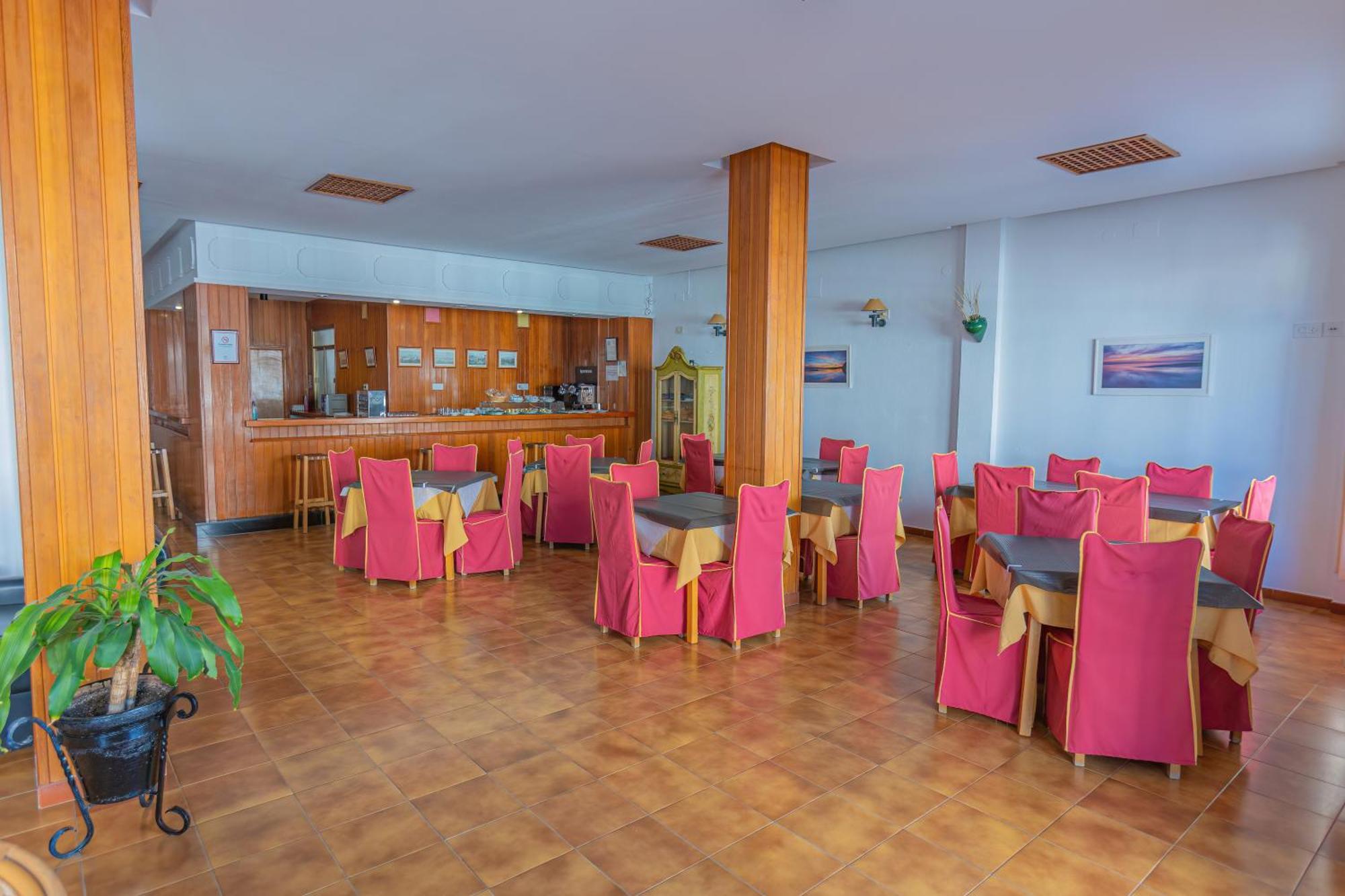 Hotel Tres Jotas Conil Кониль-де-ла-Фронтера Экстерьер фото