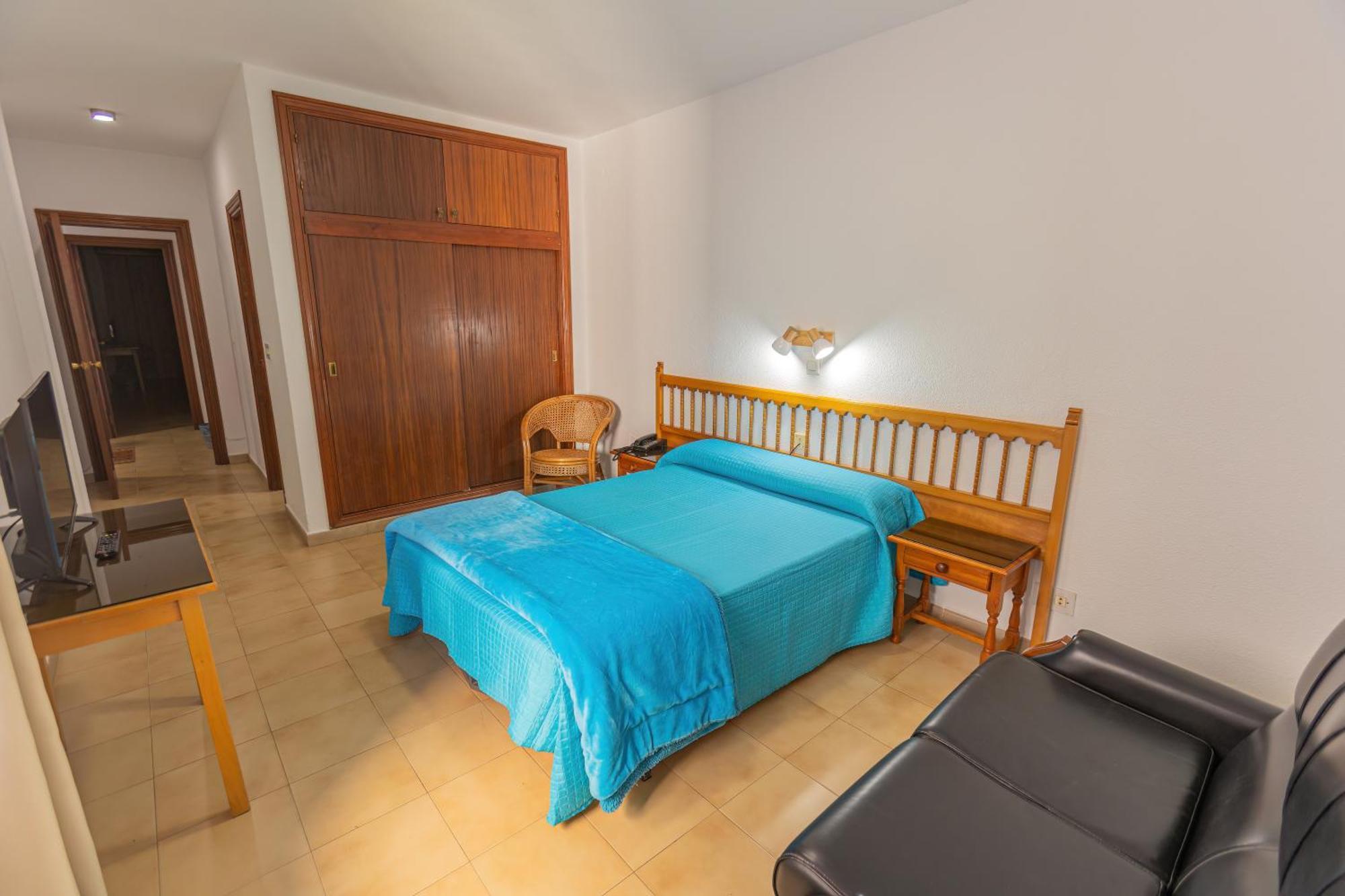 Hotel Tres Jotas Conil Кониль-де-ла-Фронтера Экстерьер фото