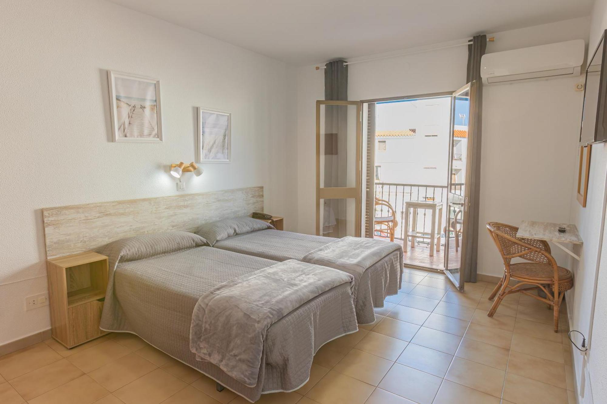 Hotel Tres Jotas Conil Кониль-де-ла-Фронтера Экстерьер фото