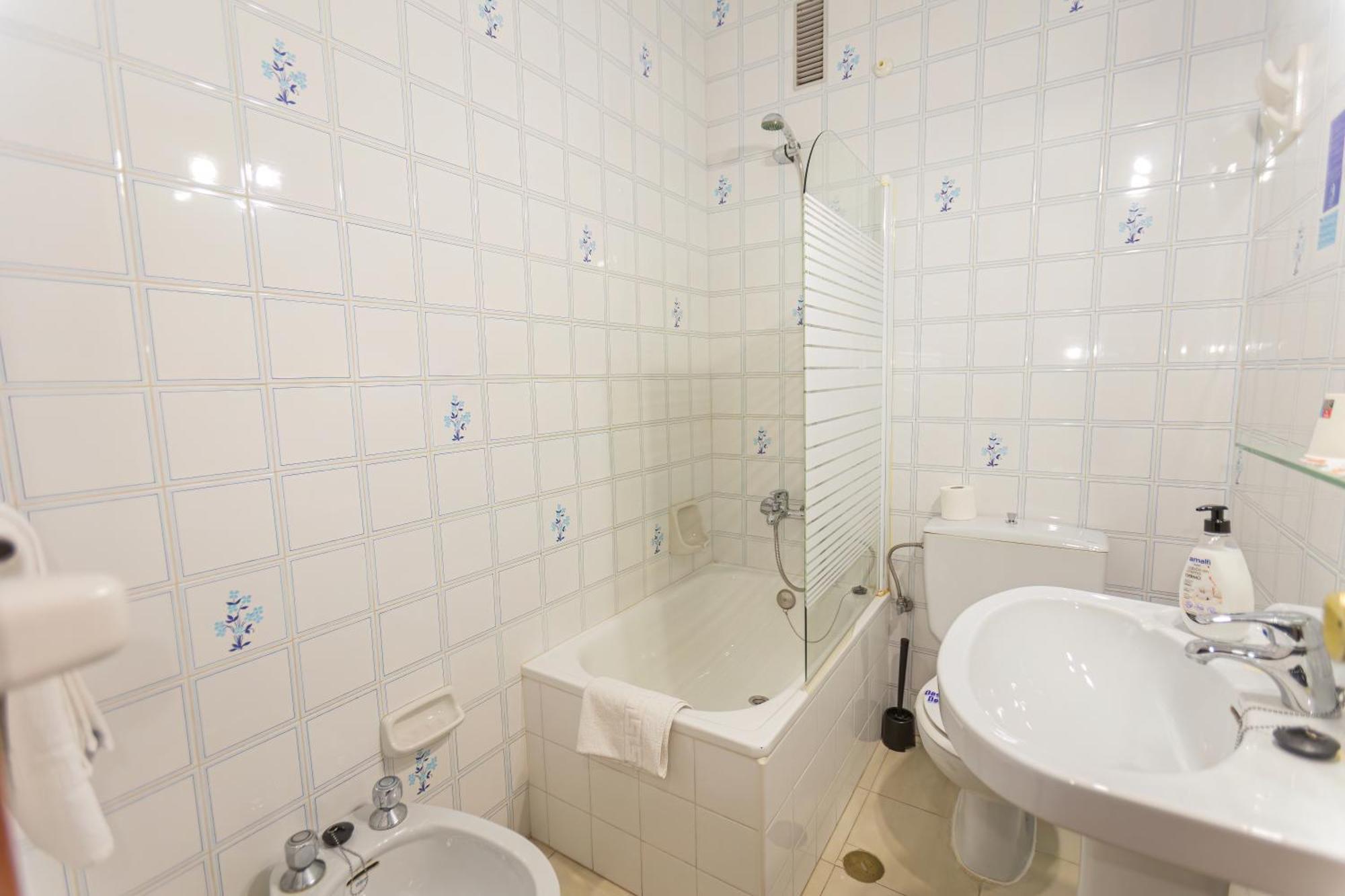 Hotel Tres Jotas Conil Кониль-де-ла-Фронтера Экстерьер фото