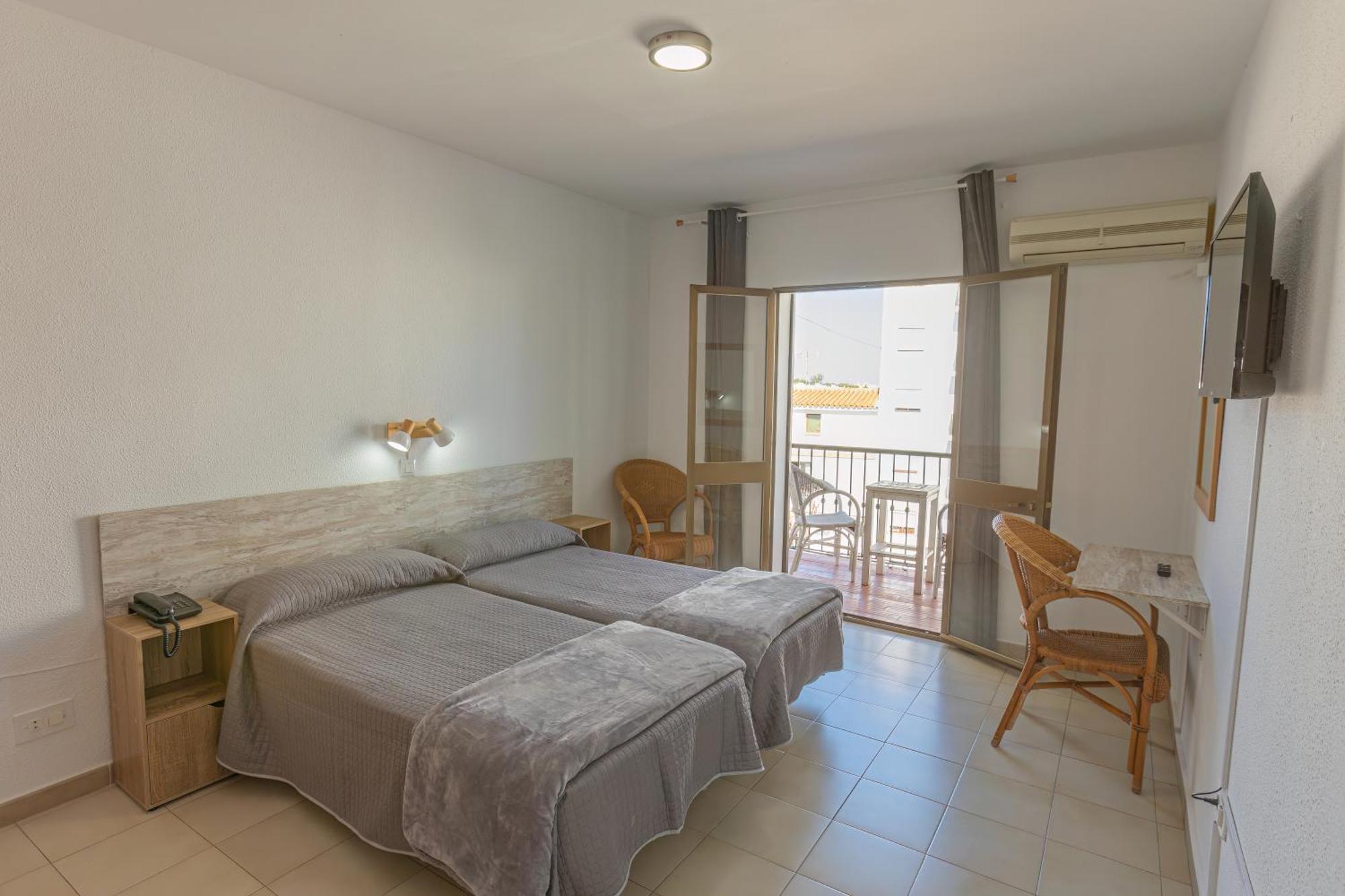 Hotel Tres Jotas Conil Кониль-де-ла-Фронтера Экстерьер фото