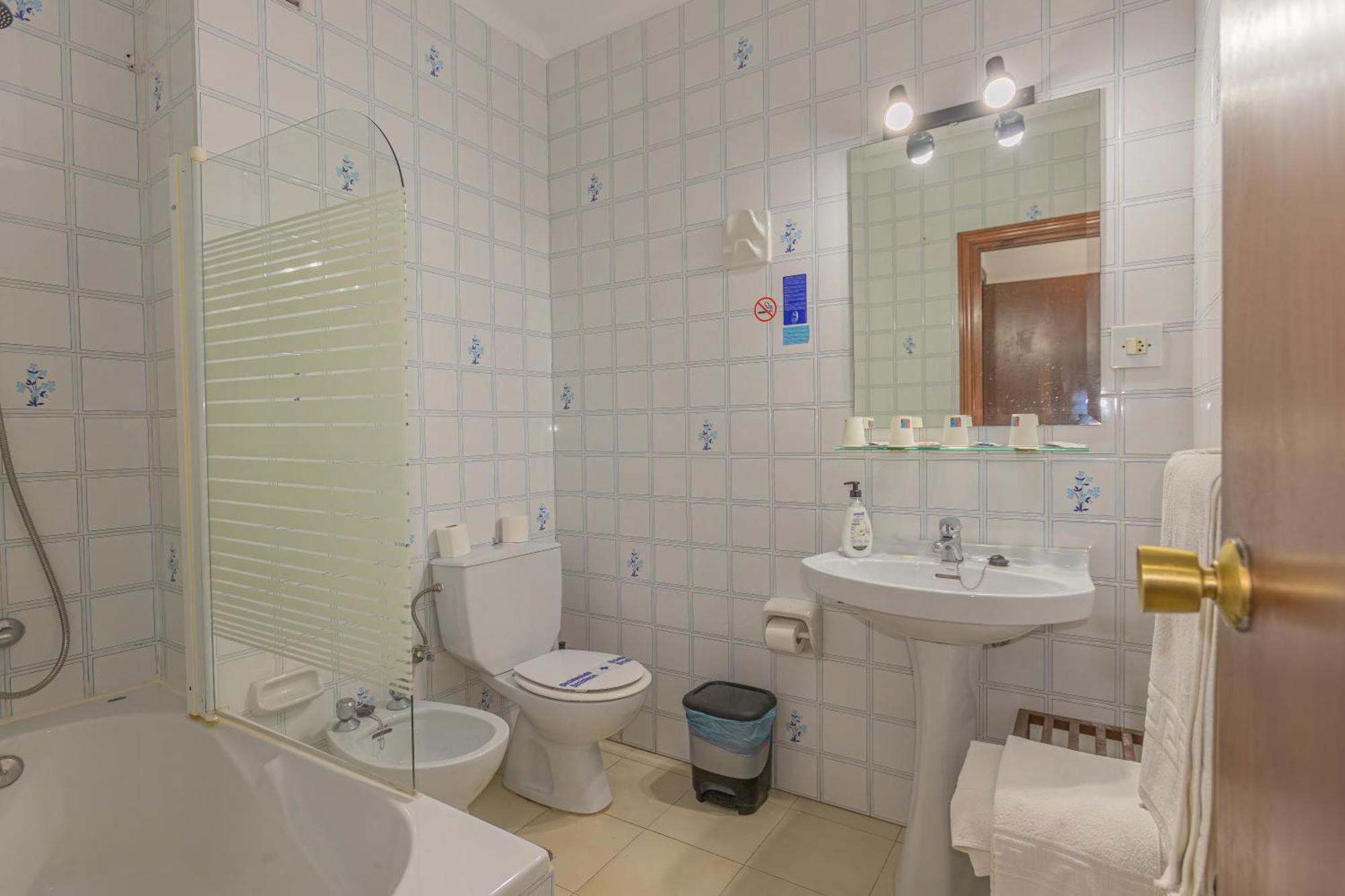 Hotel Tres Jotas Conil Кониль-де-ла-Фронтера Экстерьер фото