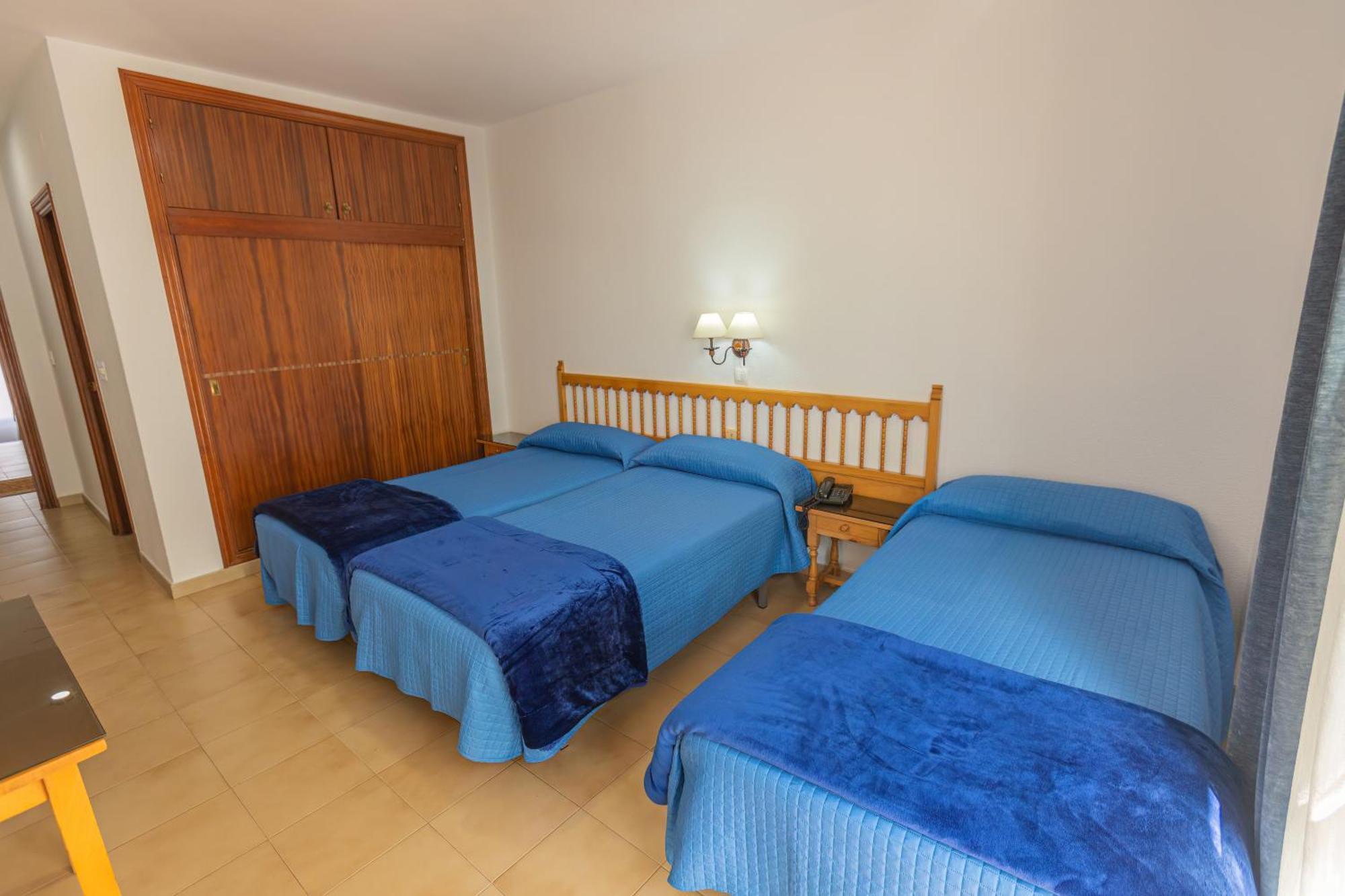 Hotel Tres Jotas Conil Кониль-де-ла-Фронтера Экстерьер фото