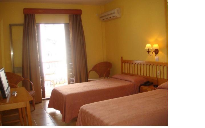 Hotel Tres Jotas Conil Кониль-де-ла-Фронтера Экстерьер фото