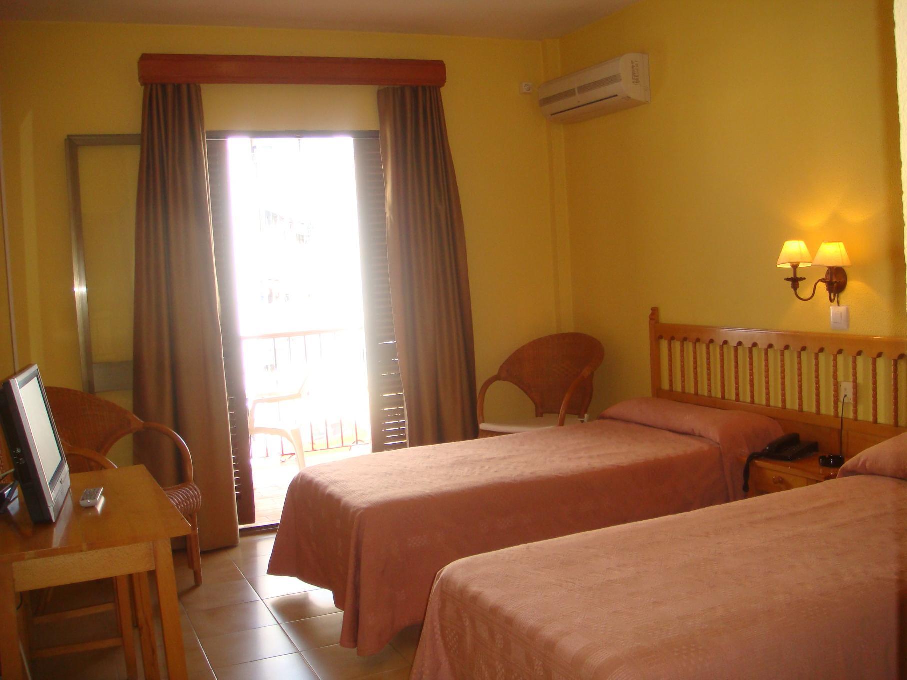 Hotel Tres Jotas Conil Кониль-де-ла-Фронтера Экстерьер фото