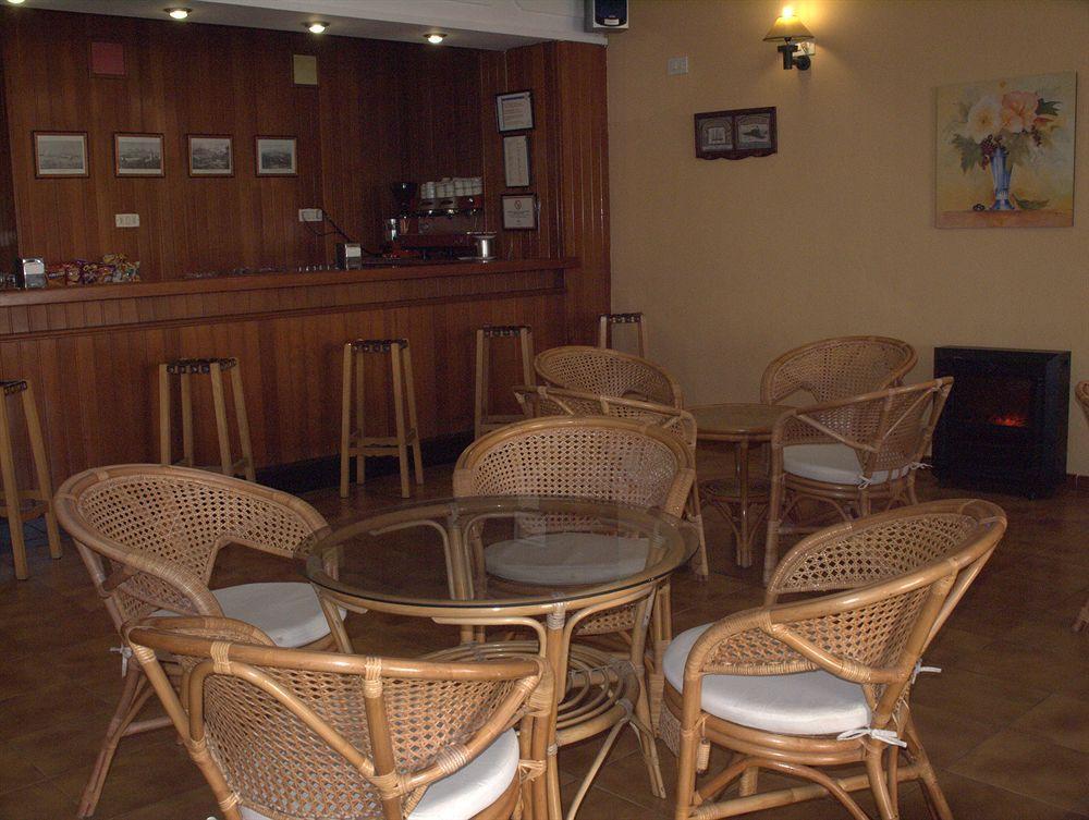 Hotel Tres Jotas Conil Кониль-де-ла-Фронтера Экстерьер фото