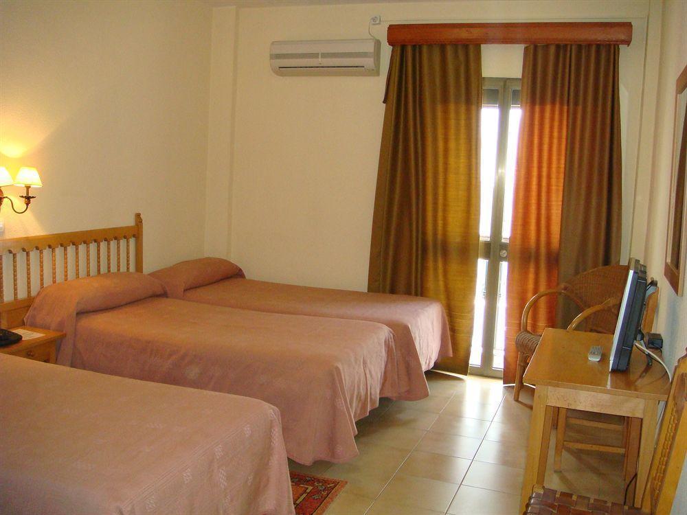 Hotel Tres Jotas Conil Кониль-де-ла-Фронтера Экстерьер фото