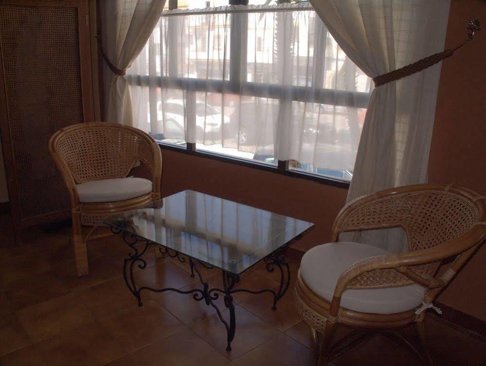 Hotel Tres Jotas Conil Кониль-де-ла-Фронтера Экстерьер фото